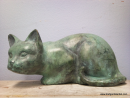 Katt, liggande, massiv (helgjuten) brons, grönspräcklig